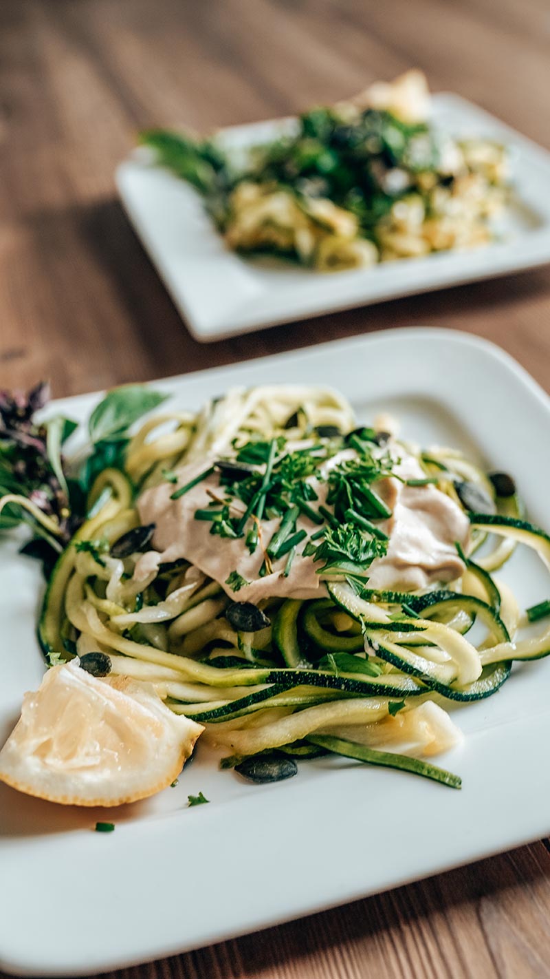 Zoodles und vegane Sahne Sauce mit frischen Kräutern // vegan ...