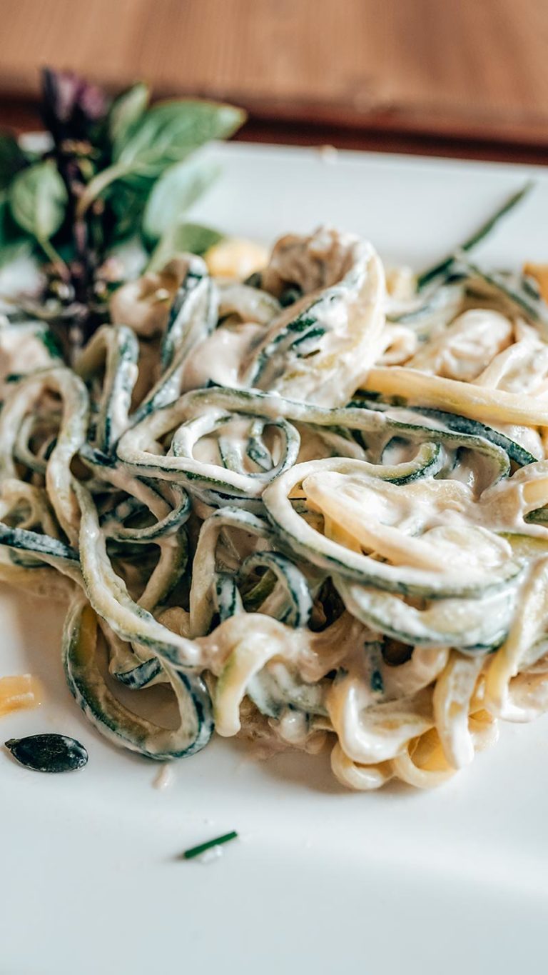 Zoodles und vegane Sahne Sauce mit frischen Kräutern // vegan ...